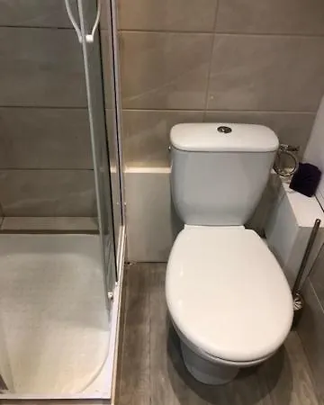 3 Personnes Idealement Situe, Au Pied Des Pistes Et Proche Commerces *